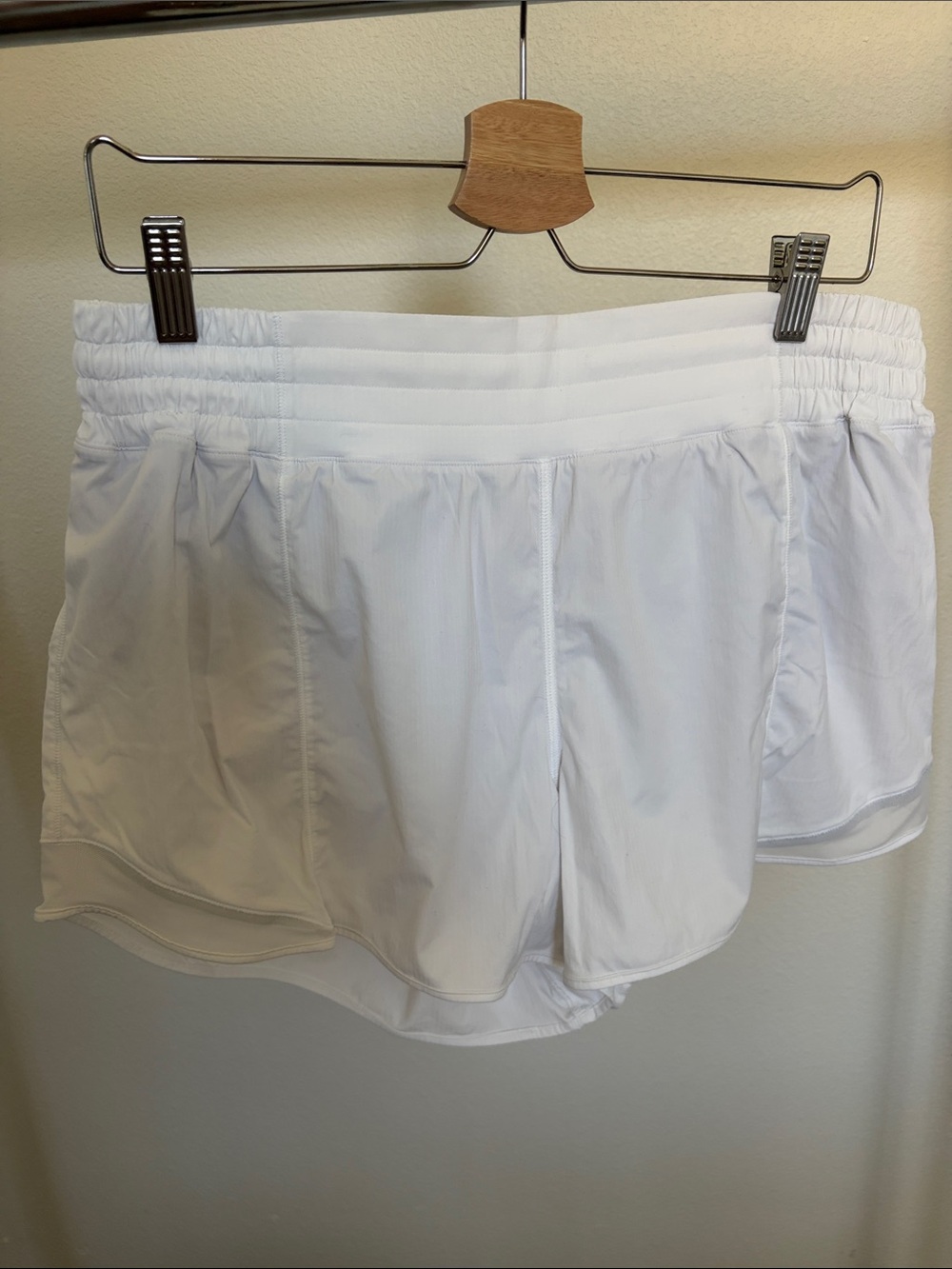lululemon athletica White Women's Hotty hot 4” with Wide Waistband